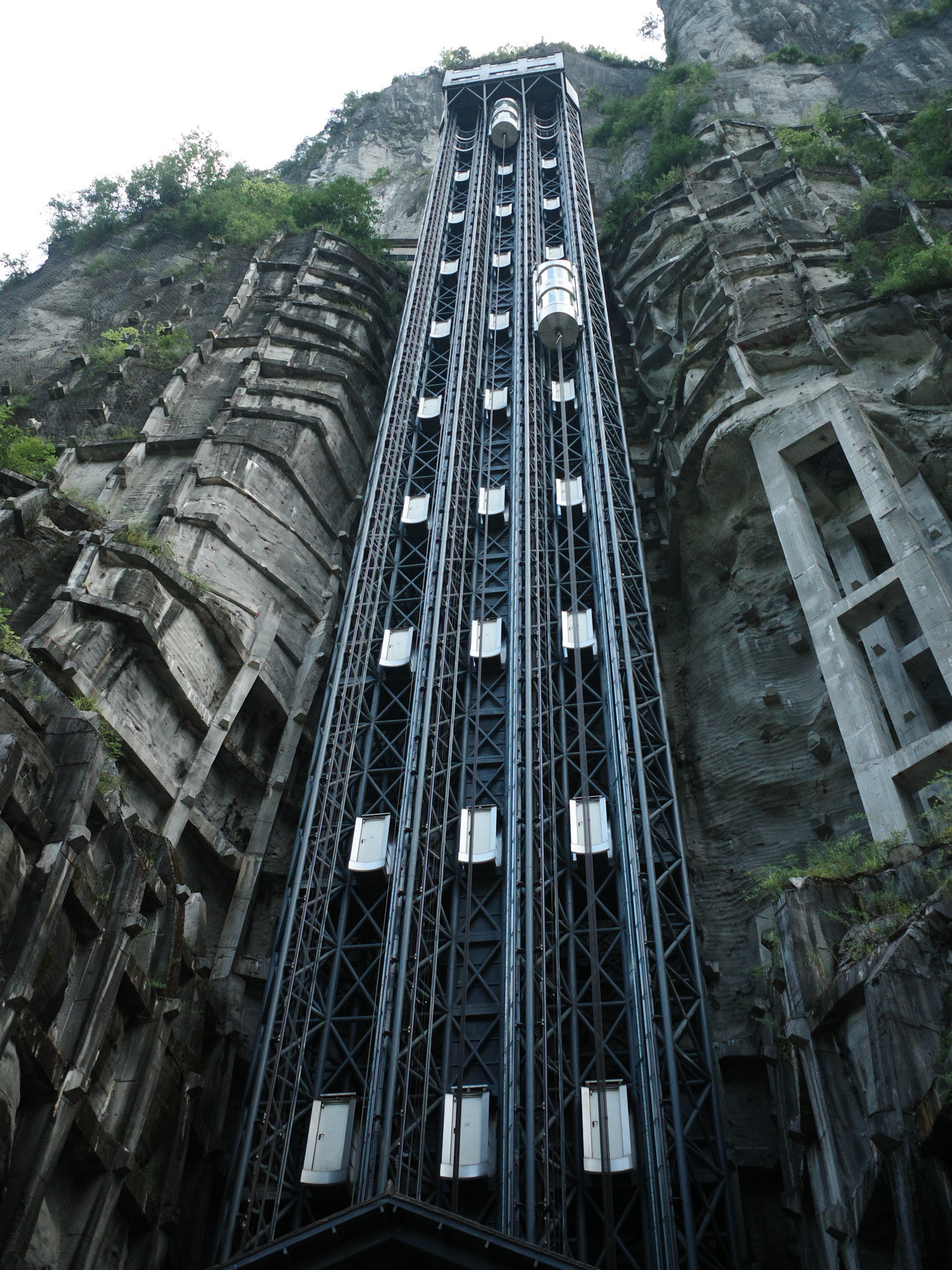 Лифт Байлун в скале